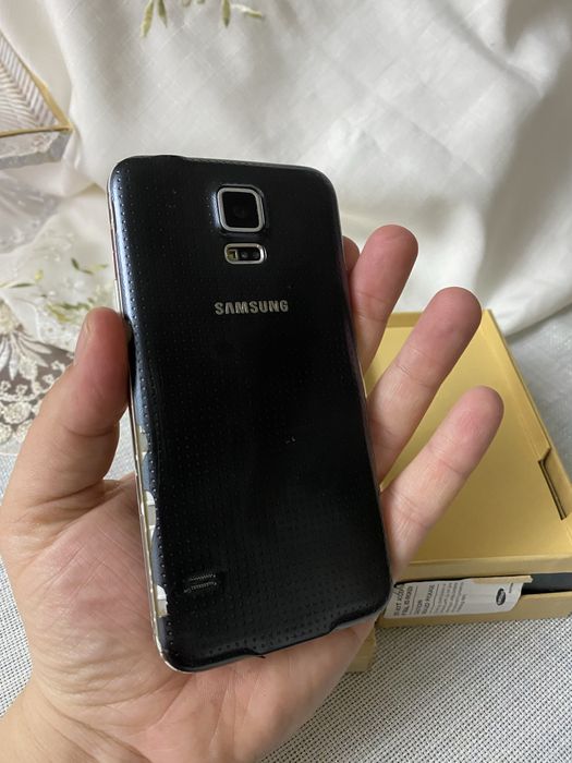 Samsung S5 qora sotiladi