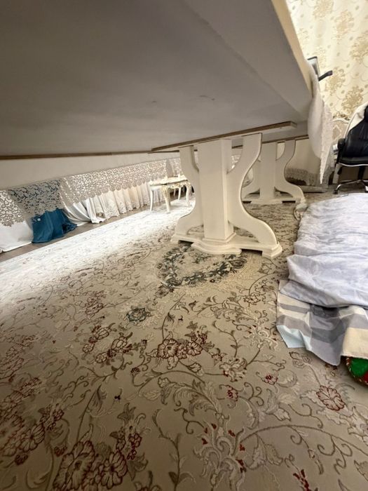 Белый стол длинный