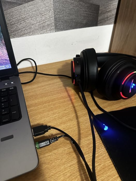 Vand leptop cu casti gaming