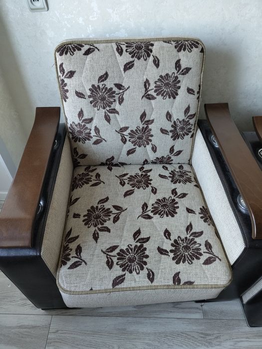 Продается диван с двумя креслами