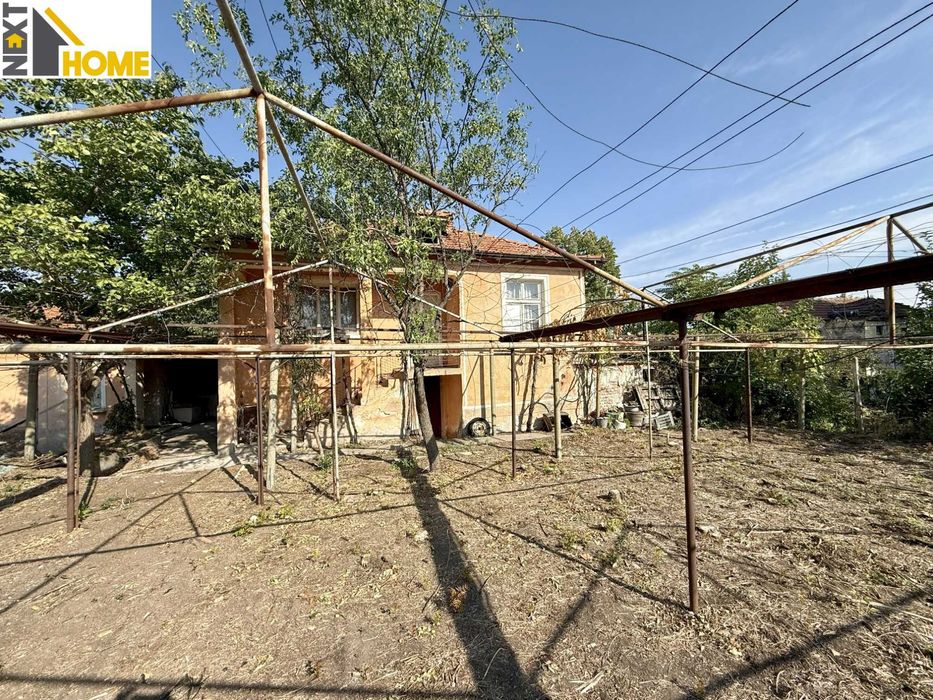 Две къщи с гараж, голям двор и стопански постройки с. Козаново