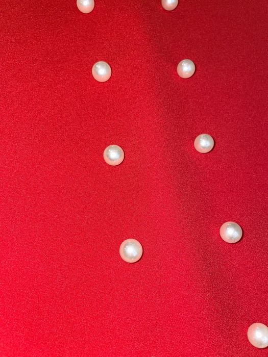 Червена рокля с перли