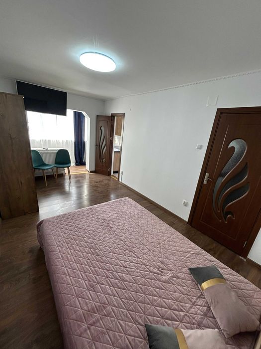 Inchiriez Garsoniera Tractorul etaj 1