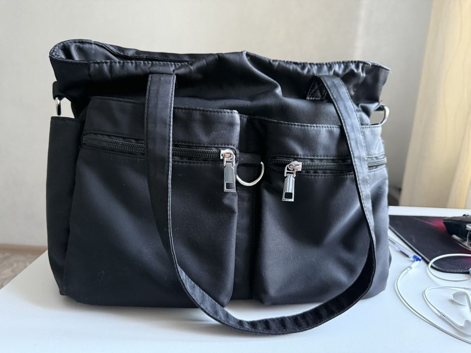 черная сумка со многими карманами