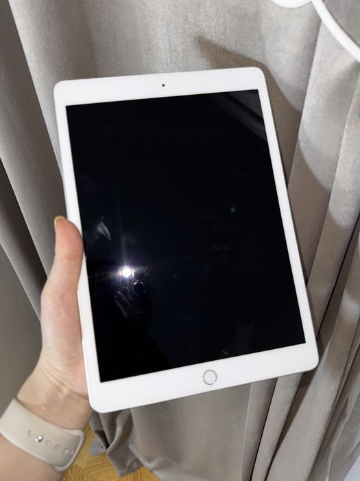 IPad 8, 32gb с ручкой.