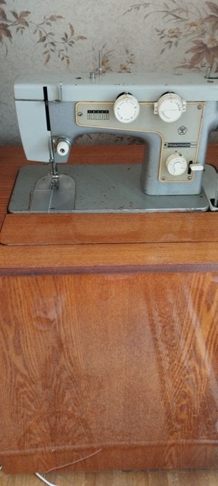 Продам швейную машинку