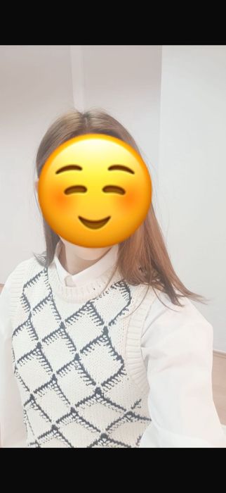 Рубашки и вязанный жилет