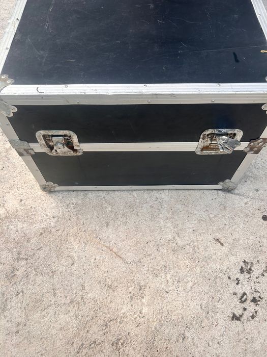 Продавам куфар за музикални уреди