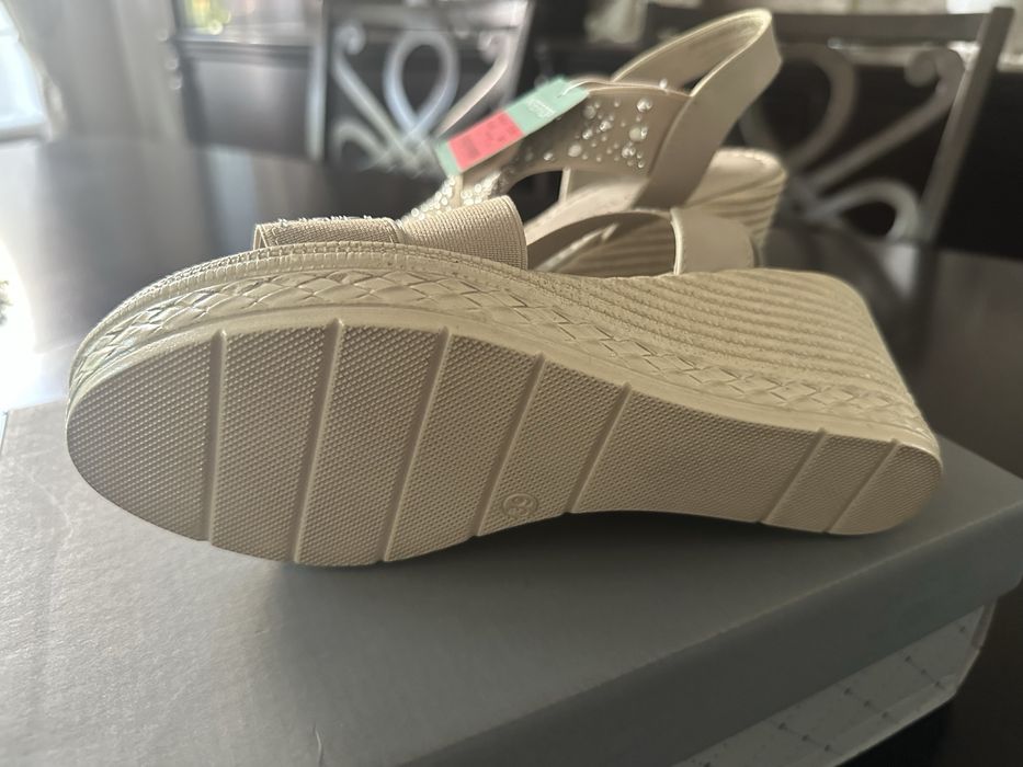 Продам босоножки