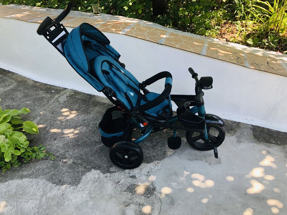 Tricicleta cu pozitie de somn si far cu melodii si jocuri de lumini