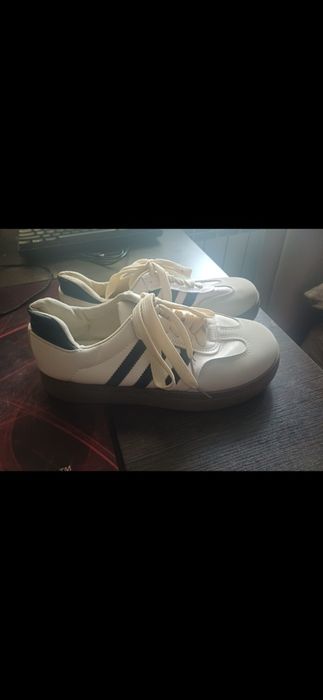 Кроссовки новые продам