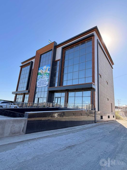 Ijaraga 3 qavatli bino + podval, 600 m², keng avtoturargoh
