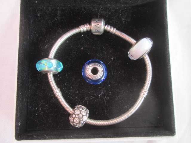 PANDORA оригинална сребърна гривна с 4 броя талисмани в кутийка.