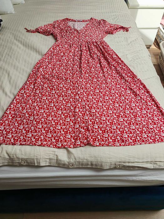 rochie lungă cu flori cu mâneci scurte