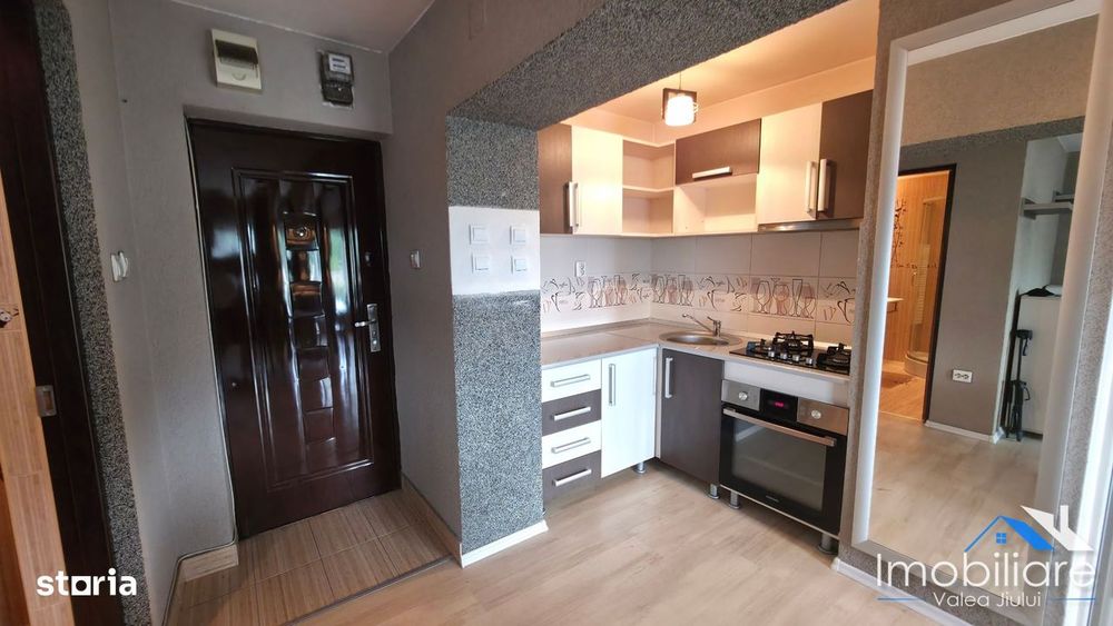 Garsonieră modernă, complet renovată, etaj 2 – Lupeni | lângă Primărie