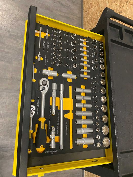 Бормашина ударна безч. 20V 2-ск. 2х4Ah 155Nm куфар/	Количка за инструм