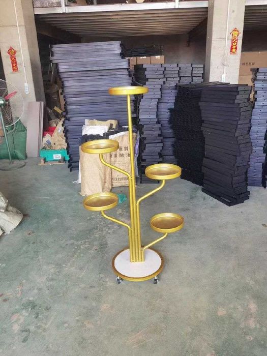 Подставка для комнатных растений на колесах