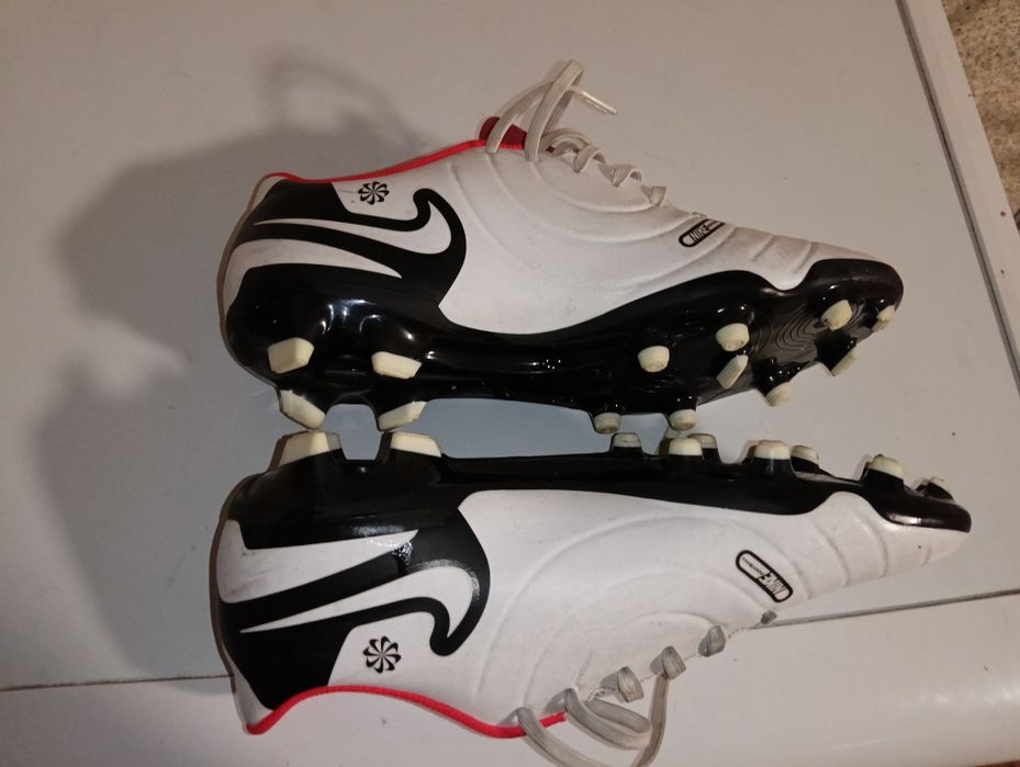 Продавам бутонки за футбол