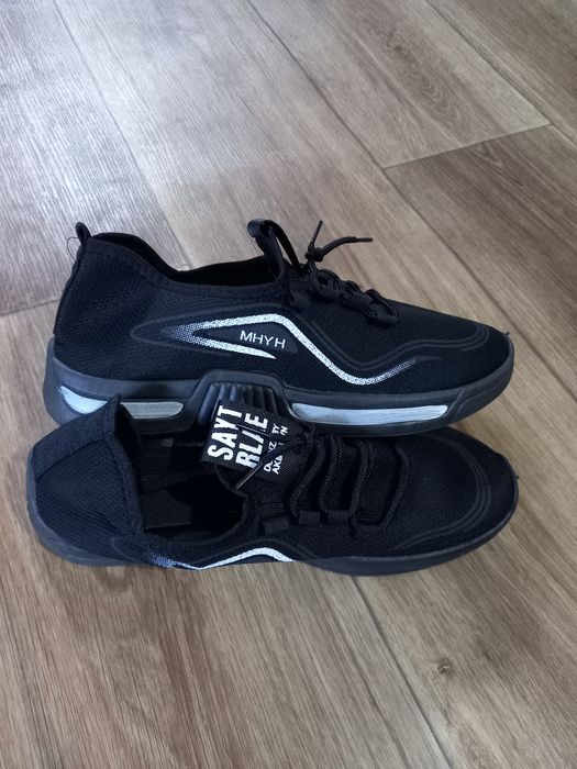 Продам кроссовки новые