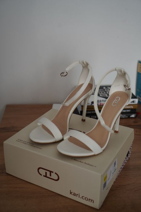 Босоножки белые Kari