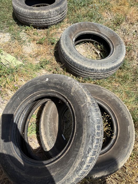 Продавам Летни  гуми 4 броя 235/70R16 и една зимна с джантата