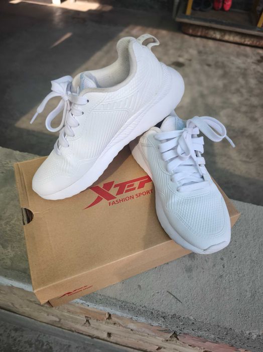 Женские белые кроссовки Xtep