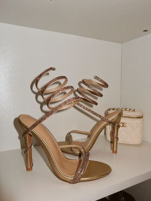 Налични сандали на висок ток 37,38,38,40 номер