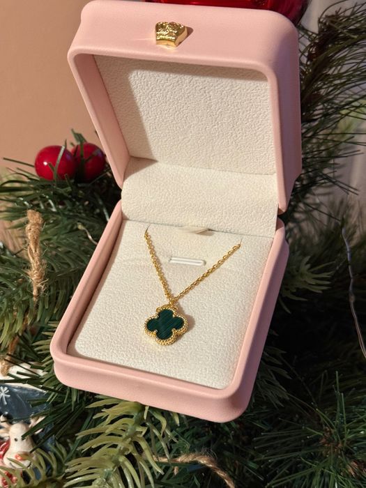 Колие със зелен камък