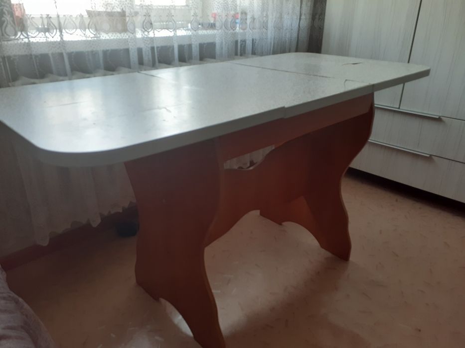 Продам кухонный стол