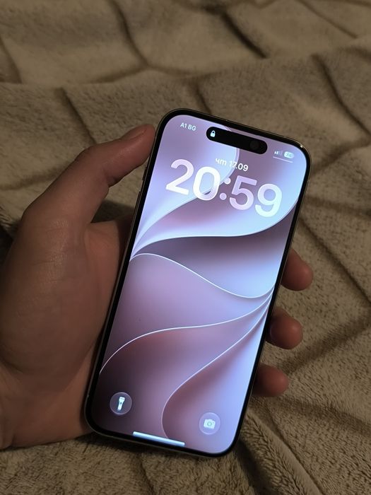 Продавам Iphone 15 pro white