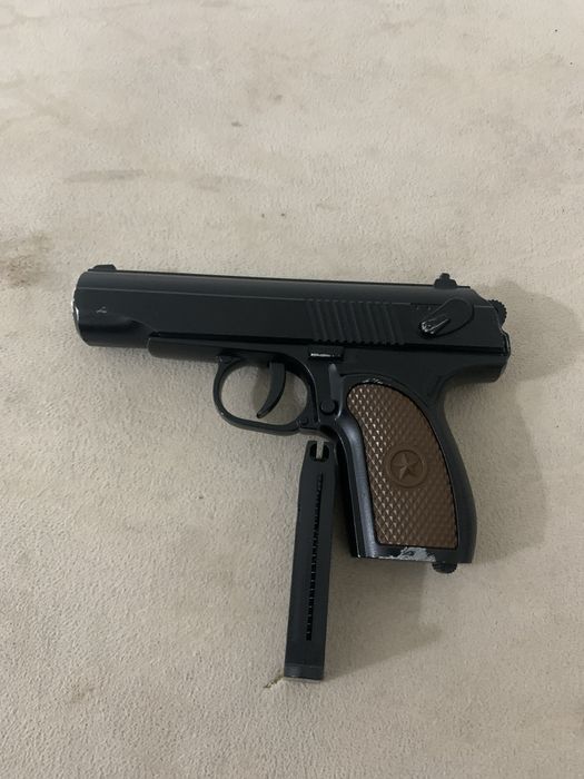 металический пистолет