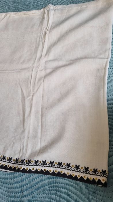 Costum traditional cusut manual pentru fetite