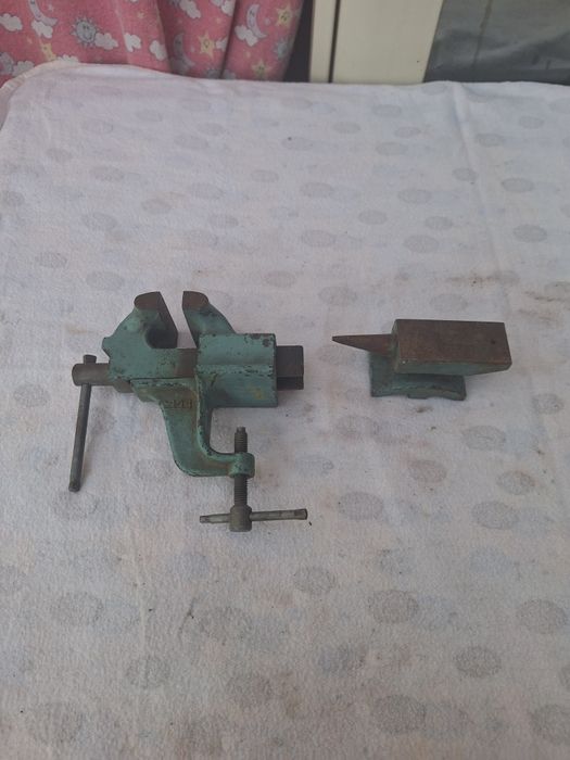 Тиски и наковальня .