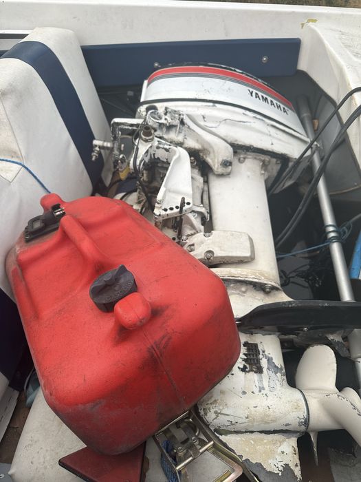 Лодка с колесар и двигател