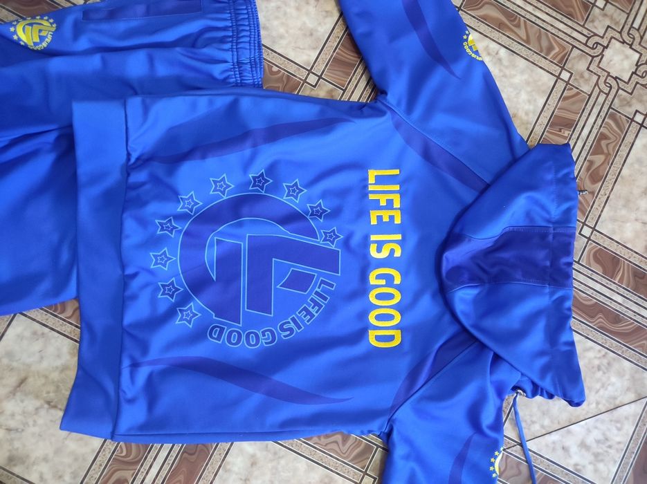 Продам спортивный костюм