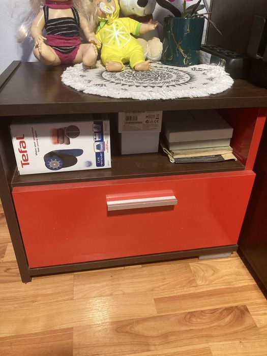 Noptiera venge cu rosu