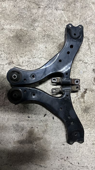 Передние рычаги Камри 70