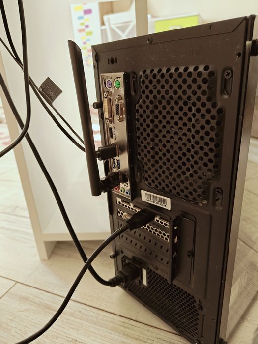 Настолен компютър + извит монитор + RGB клавиатура