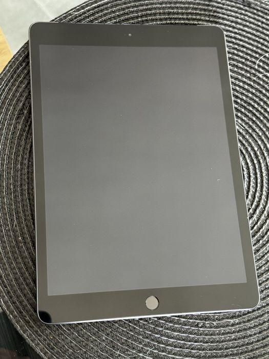 IPad gen 8 celluar 32 GB + силиконово калъфче и кабел.