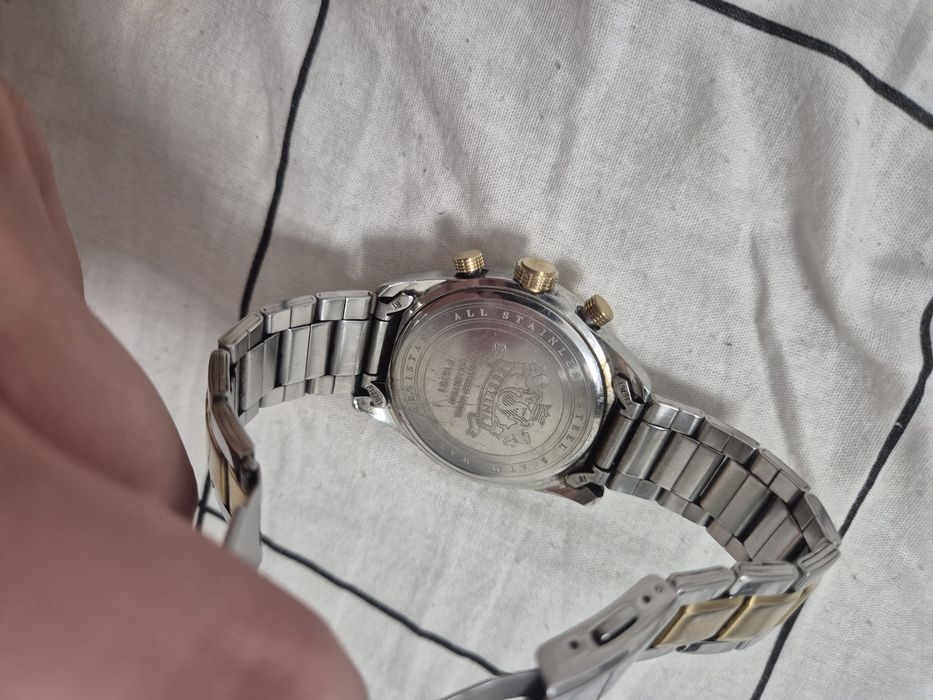 Vând doua ceasuri Festina originale .. la primul dețin și cutia,funcționează perfect, rezistent la apa(100m adancime) mai multe detalii in privat