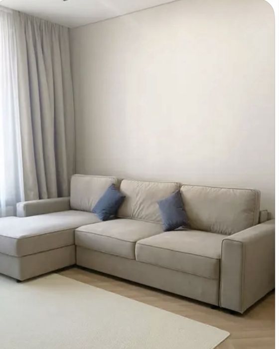 Современный диван бежевый