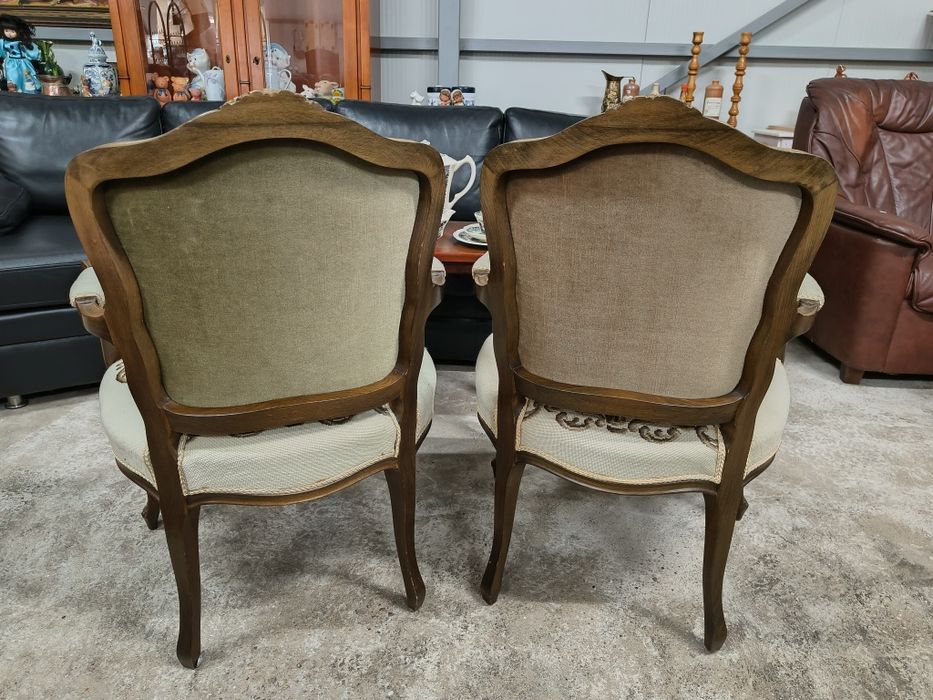 Комплект от две дъбови кресла с дърворезба и гобленова дамаска