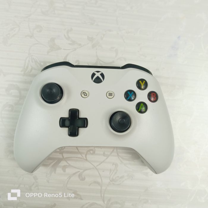 Xbox one s 1tb,2 Джостика
