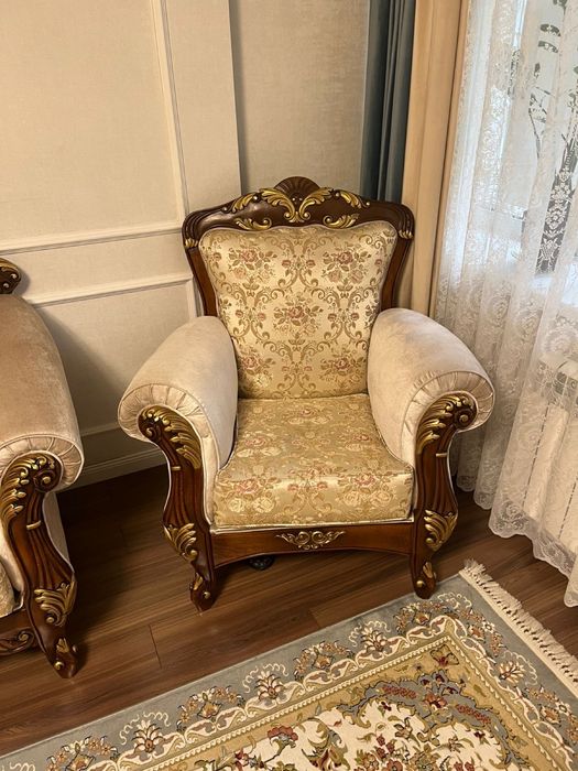 Продам диван и двумя креслами