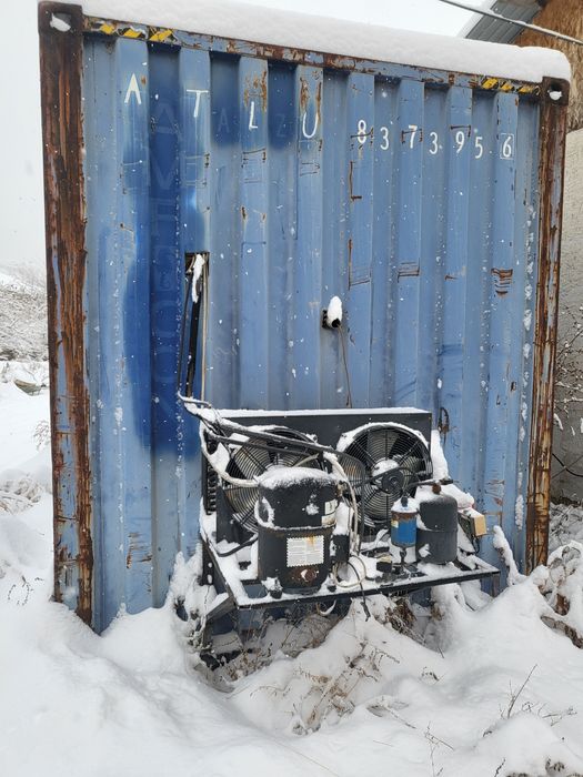 Промышленный морозильник холодильник.