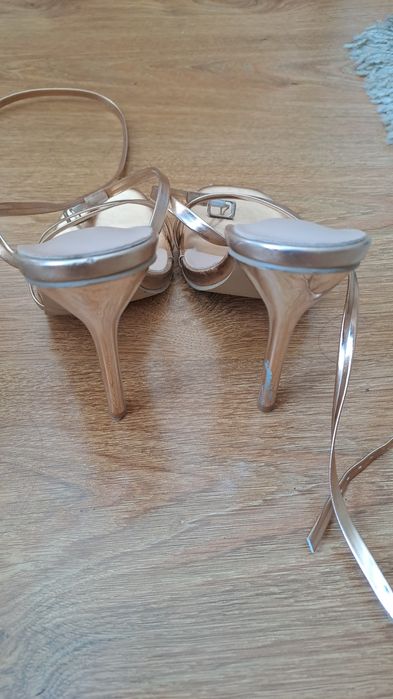 Сандали с ток златисти