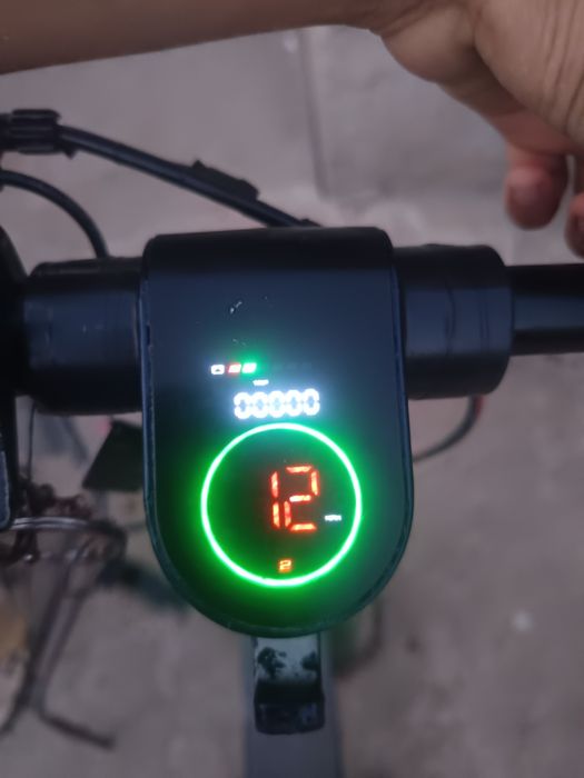 Trotineta lexgo r9x are 499 km  are 3 probleme nare cric nu merge frâna și are pană pe față