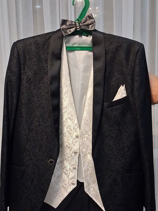 Продаю костюм с жилеткой