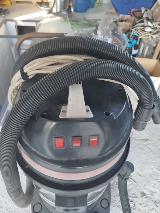Неработеща тримоторна прахосмукачка