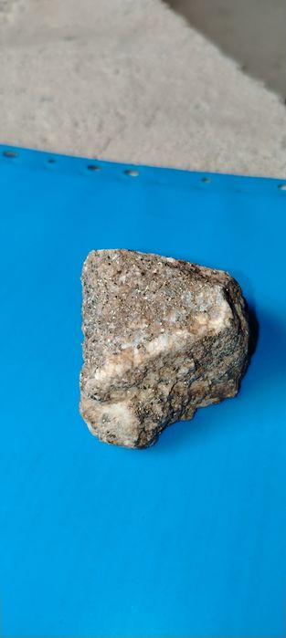 "Kolleksiya uchun tabiiy mineral tosh (pirit zarrachalari bilan)"
​Tav